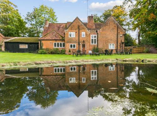 Historically Charming Home with Large Garden- Pass the Keys in Burnham