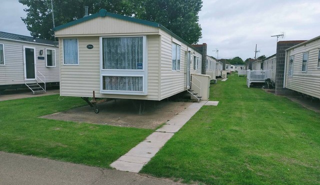 Holiday Park Home Sleeps 4 - Dogs Welcome - Pool