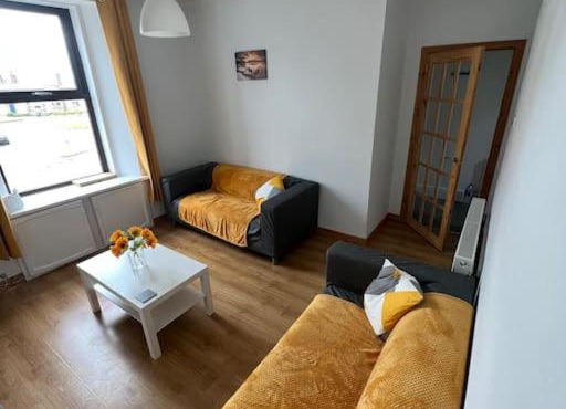 Homely 3 bed town centre flat