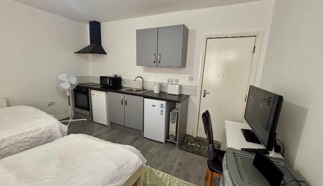 Homes Rentals Studio Flat Sleeps 3 With Wifi in Dudley