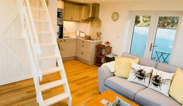 Honey Bee Cottage, Tiny House, Welshpool in Welshpool