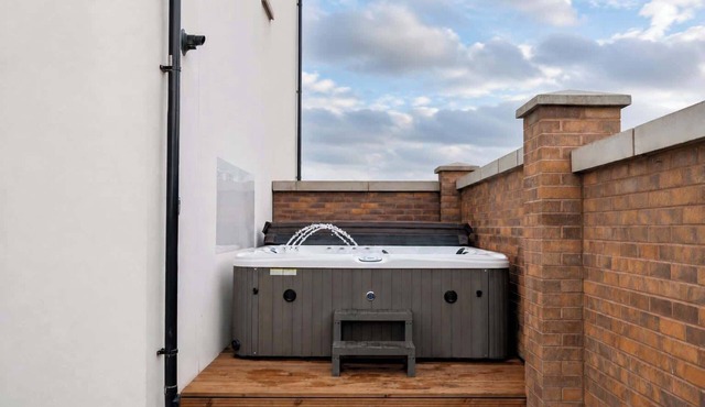 Hot Tub - Parking - Edinburgh Shawfair-Nr Hospital