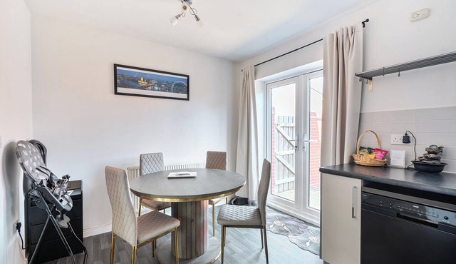 House Sleeps 6 - Enclosed Garden, Pet Friendly