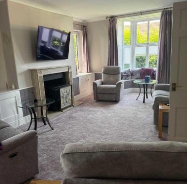Huge 4 Bed Family house with garden and parking