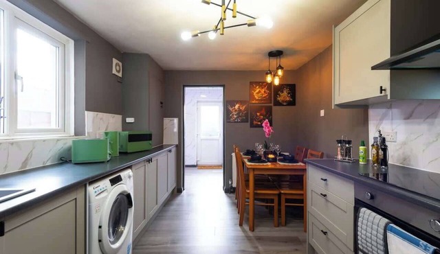 Hull Comfort 4BR Amen Home | 2 Bathrooms | Central