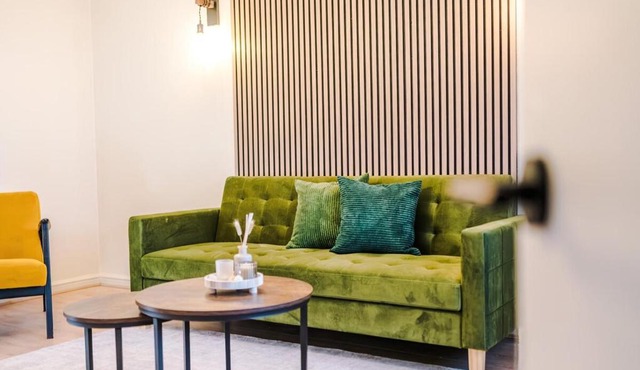 Hyde Modern 3BR Home Sleeps 8 Free Parking in Hyde
