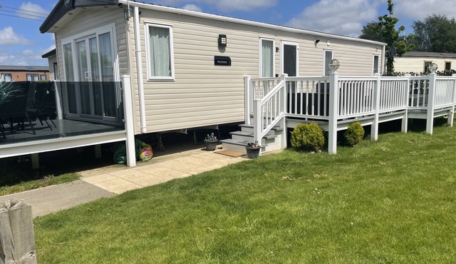 Immaculate 6 berth home with a large luxury hot tub at Tattershall Lakes