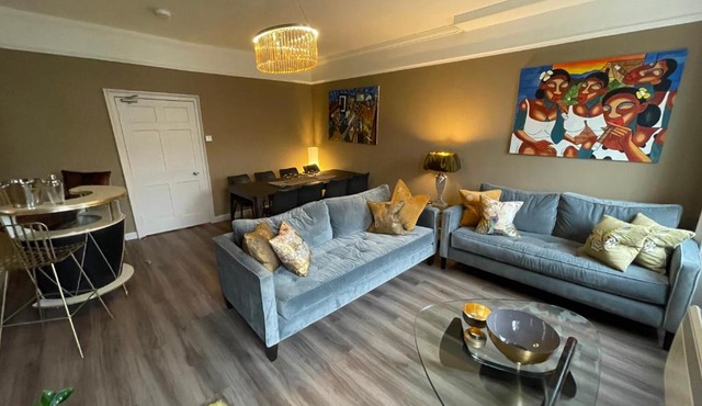 Impeccable 4-Bed Apartment in Bath