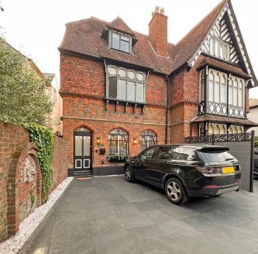 Incredible Luxury Windsor Long Walk 4 Bedroom Home With Free Driveway Parking