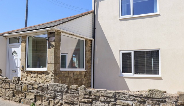 ISLAND VIEW, pet friendly, character holiday cottage in Amble