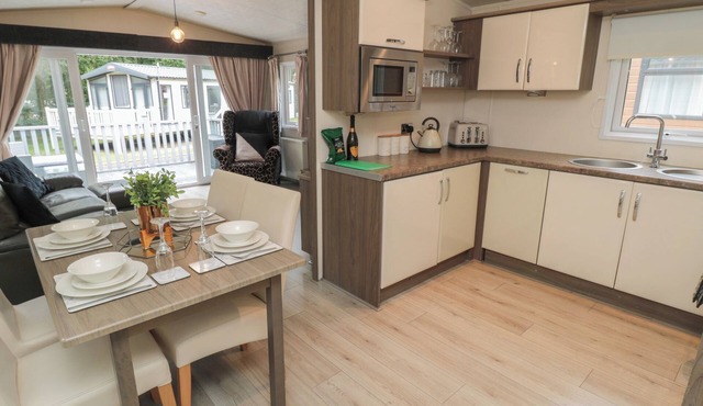JAX RETREAT, pet friendly, country holiday cottage in Felton