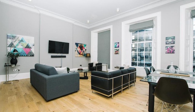 JOIVY Modern 1 bed flat next to Haymarket Station