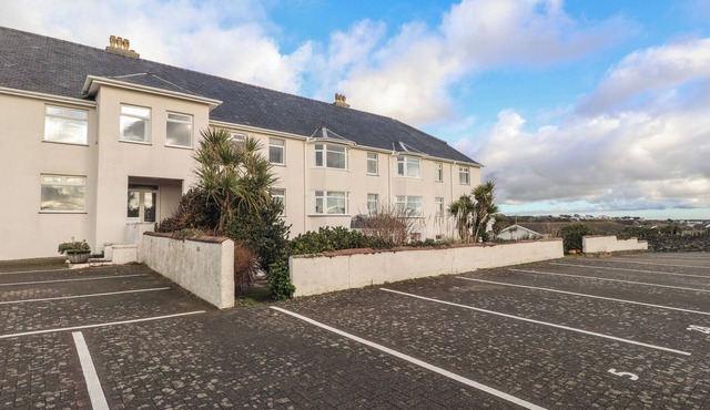 KING ARTHUR SUITE, country holiday cottage in Trearddur Bay