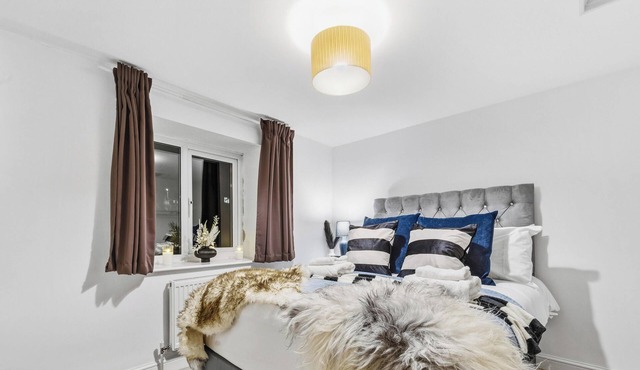 Knole|Modern Home|Parking|Groups|Business|Contractors