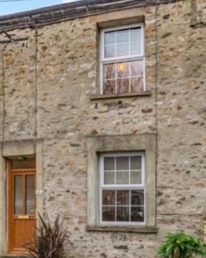 Laburnum Cottage, Ingleton Village Centre, Yorkshire Dales, Near Lake District, Pet Friendly, Off Road Parking in Ingleton