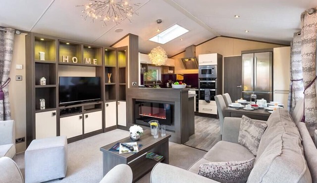 LANCASHIRE ROSE, family friendly, with pool in Windermere