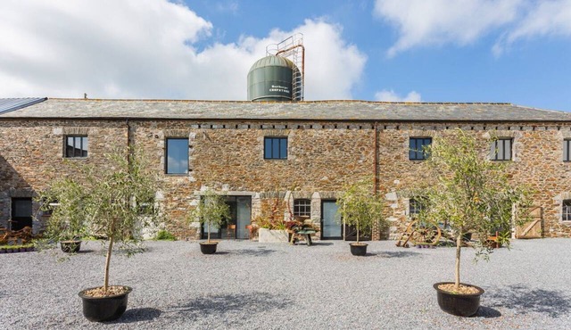 Landscove Barns - Six Bedroom Villa, Sleeps 20