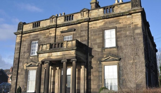 Large 2 bedroom apartment in Grade 2 listed building