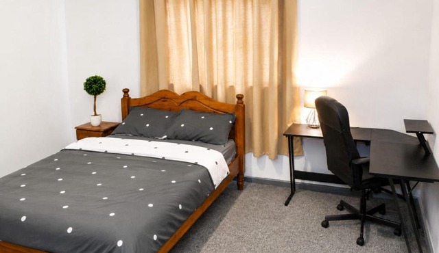 Large Double Room with TV, Fast Wi-Fi & Workspace