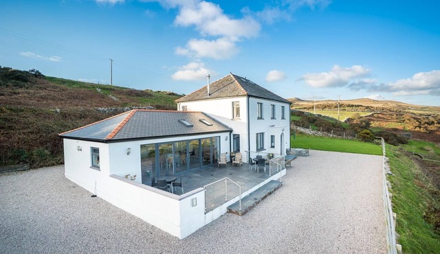 Large Holiday Cottage With Hot Tub Near Abersoch | Neigwl