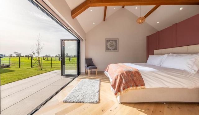 Large immaculate conversion with optional hot tub - The Milking Parlour in Ipswich