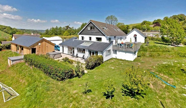 Large Luxury House with Heated Pool, Hot Tub, Cinema close to coast near Shaldon in Stokeinteignhead