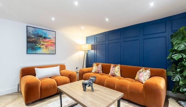 Large Period 2-Bed Apartment Close to Town