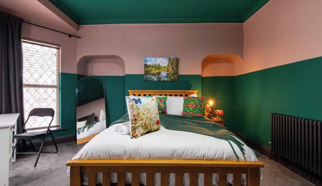 Largest Spacious 5 Bed Home w/Garden & Games Parking near Hull Uni in Kingston upon Hull