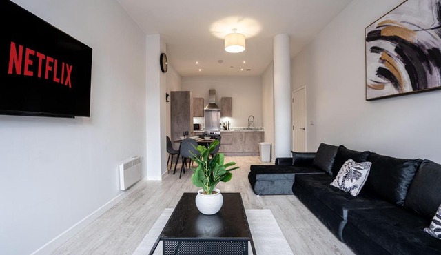Leeds Dock Riverside Apartment Sleeps 8 and Parking