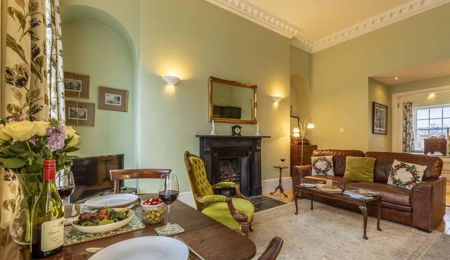 Light and airy romantic Georgian one bedroom flat for 2