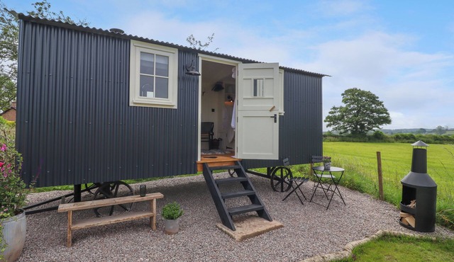 LING FARM RETREAT, romantic, with hot tub in Penrith