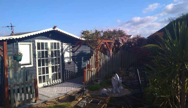 Little Lodge Chalet with hot tub. .