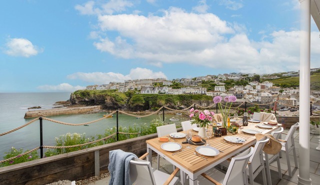 Little Northcliffe is uniquely situated on the clifftop overlooking Port Isaac