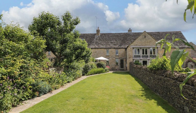 LITTLE OWL BARN, pet friendly, with a garden in Burford