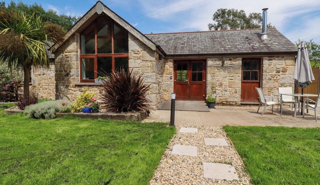 LITTLE TRETHELLAN, pet friendly, with open fire in Lanner