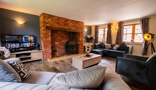 Log-Fire Barn Cottage for 4 with Parking · Welford-on-Avon near Stratford in Warwickshire