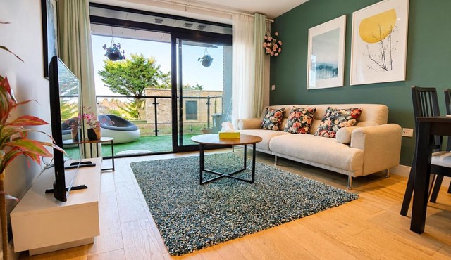 London Modern 2Bed 2Bath Flat with Parking Fast WiFi Sleeps 6