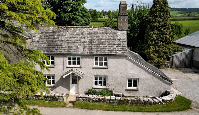 LONGLANDS FARM COTTAGE, family friendly, with hot tub in Cartmel