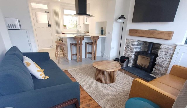 Looe Cottage - Seaside Views, log Fire, Sleeps 4 in Looe