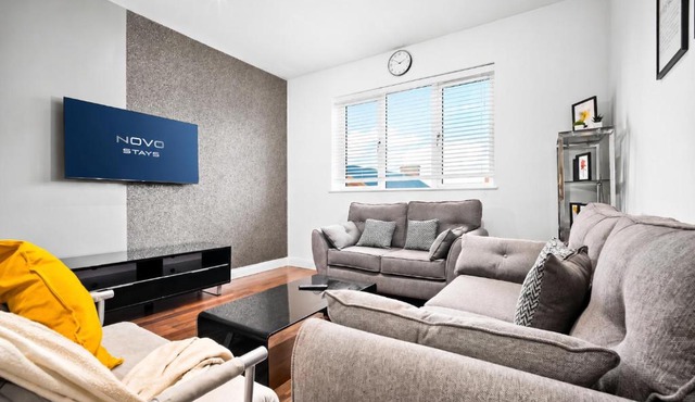 Luminous 2BR Flat Bham JQ Sleeps 6 Free Wifi and Parking