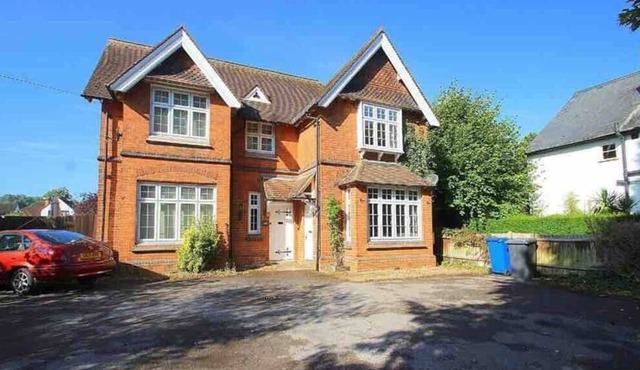 Luxurious Edwardian home near Windsor with parking in Datchet