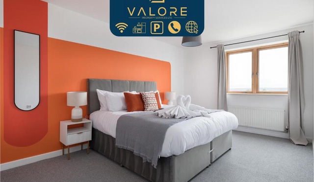 Luxury 2 bed, Central, Free Parking, Smart TV By Valore Property Services