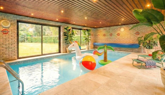 Luxury 5 bed House with Private Pool & Cinema Room