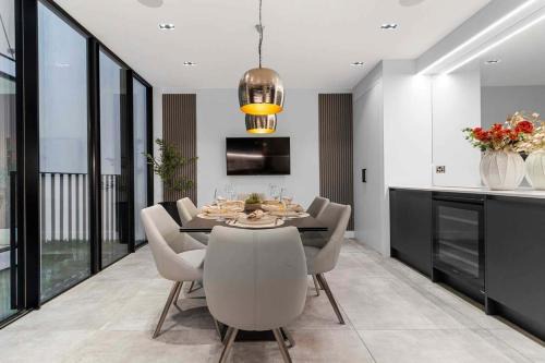 Luxury 5 Bedroom Home AC