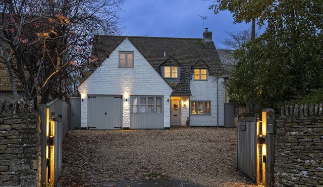 Luxury Detached Cotswold Holiday Home - Honeysuckle House in Cirencester