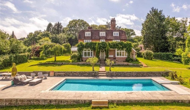 Luxury Holiday Home with Heated Pool, Lake and Gym