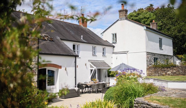 Luxury Sleeps-14 Family Home — Steps from UNESCO Charlestown Harbour