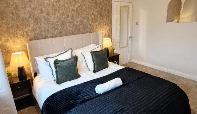 LWB Van Parking WV14 4 Beds Equipped House -Sleeps 6 Willenhall Bilston M6 A454 Keyway Junction A463- Walsall-Bloxwich- I54 Business Park BY Samina - ARZ Stays - Regular Work & Long Stays Available