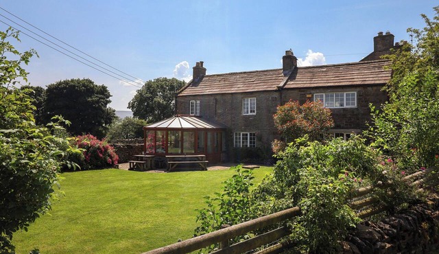 LYNDHURST, pet friendly, character holiday cottage in Leyburn in Leyburn