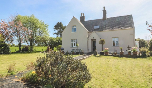 MALLARDS REST, with a garden in Bontnewydd, Gwynedd